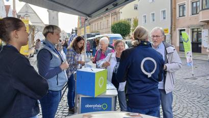 Bild: szl
Viele Leser nutzten bei "Redaktion on Tour" am Wochenmarkt in Kemnath die Chance, Mitarbeiter von Oberpfalz-Medien zu treffen und ihre Wünsche, Kritik und Anregungen zu äußern.
