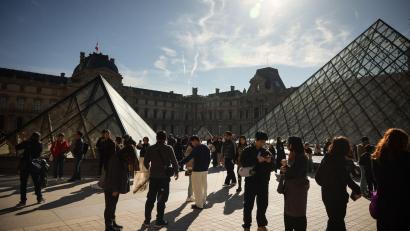 Bild: Thomas Padilla/AP/dpa
Weil zwei Deutsche kurzerhand eigene Bilder im Louvre aufgehängt haben, hat das Museum sie an die Polizei ausgehändigt. (Archivbild)