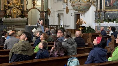 Bild: fvo
Ein Highlight beim Kulturfestival: Kirchenführung in der Wallfahrtskirche Mariä Heimsuchung auf 801 Meter Höhe durch Heimatpfleger und Fahrenbergkenner Georg Schmidbauer.