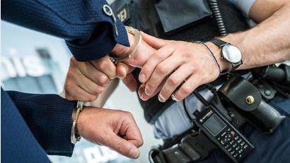 Symbolbild: Bundespolizei
Die Bundespolizeiinspektion Waidhaus nimmt einen gesuchten Betrüger bei Grenzkontrollen fest.
