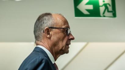 Bild: Michael Kappeler/dpa
Der Kanzler steht schon seit Wochen unter Druck - und die Wahlergebnisse in Berlin und Mecklenburg-Vorpommern machen die Lage nicht einfacher.