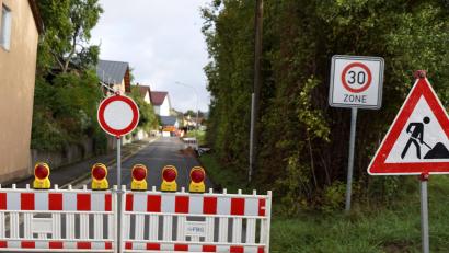 Bild: Bernhard Kreuzer
Die Marktredwitzer Straße ist auf einer Länge von 155 Metern für den gesamten Verkehr gesperrt. Schulbusse müssen einen kleinen Umweg nehmen.