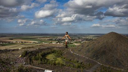 Bild: Sameer Al-Doumy/AFP/dpa
Die Artistin Tatiana-Mosio Bongonga balancierte zwischen zwei Hügeln, die zu einem UNESCO-Welterbe-Gebiet gehören.