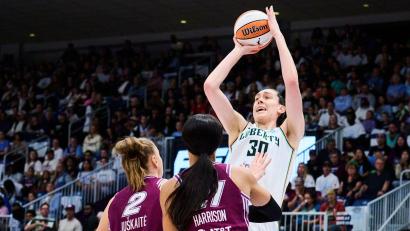 Bild: Sammy Kogan/The Canadian Press/AP/dpa
Breanna Stewart (rechts) ist nun auf Rang acht der ewigen Scorerliste in der WNBA.