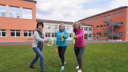 Bild: fvo
Der Landkreis Neustadt/WN fördert das Projekt "Rundum fit". Einmal für 2027 die 42 Trainingseinheiten und dann den weiteren Ankauf von weiteren 15 Smovey-Ringen, die die Übungsleiterinnen Johanna Grünauer, Doris Völkl und Christine Rupprecht (von links) präsentieren.