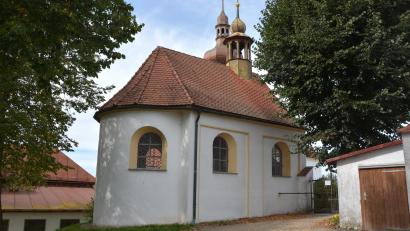Bild: Josef Rosner
Die Totenkapelle am Friedhof in Leonberg muss restauriert werden. Die Kirche Leonberg will deshalb die Gemeinde mit ins Boot nehmen, weil sie es finanziell alleine nicht stemmen können, zumal auch der Denkmalschutz noch ein Wörtchen mitredet.