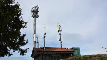Bild: Josef Rosner
Als ein möglicher Standort für einen neuen Telekom-Mobilfunkmasten ist der Hochbehälter Lehenbühl im Gespräch, um die Verbindungen in der Marktgemeinde zu verbessern. Insgesamt hat der Marktrat acht Vorschläge als mögliche Standorte eingereicht.