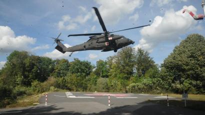 Bild: Joachim Gebhardt
Der mächtige Black Hawk schwebt am Heli-Port ein, mit viel Getöse und Gewirbel - es geht los.