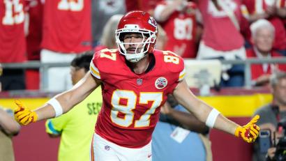 Bild: Charlie Riedel/AP/dpa
Travis Kelce jubelte über einen Touchdown und einen guten Auftritt.