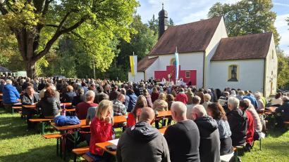 Bild: Lothar Trager
Der Gottesdienst zu Ehren der 14 Nothelfer war bestens besucht. Das erstklassige Spätsommerwetter hat hier sicherlich auch geholfen.