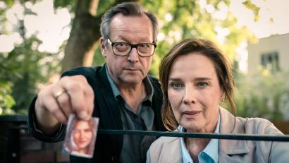 Bild: Boris Laewen/ARD/NDR/dpa
Katharina (Désirée Nosbusch) und Hektor (Matthias Brandt).
