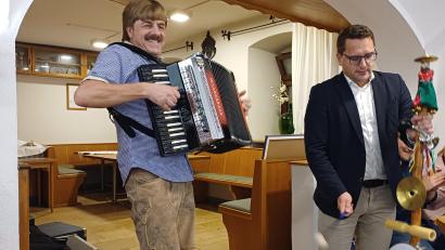 Bild: Alexander Hörl
Nach dem Abendessen und der Laudatio wurde es lustig: Der scheidende JU-Vorsitzenden Christian Doleschal begleitete mit der Teufelsgeige den Erbendorfer Alleinunterhalter Walter Kobel.