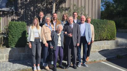 Bild: Christian Lindner
Roswitha und Georg Lindner feiern ihre eiserne Hochzeit mit ihrer Tochter Martina mit Johannes und Enkel Maximilian und Sohn Christian mit Anna und Enkel Lukas..