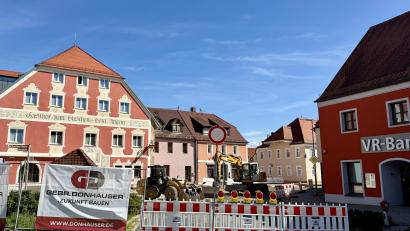 Bild: Stefanie Gradl
Auf der nördlichen Seite des Marktplatzes zwischen Herrengasse und Breite Gasse ist der Startpunkt der Maßnahme, die sich über zwei Jahre erstrecken wird.