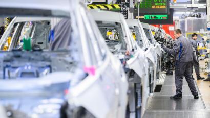 Bild: Julian Stratenschulte/dpa
Die Nachfrage nach Verbrenner sinkt. Daher werden Sonderschichten im VW-Stammwerk Wolfsburg gestrichen. (Archivbild)
