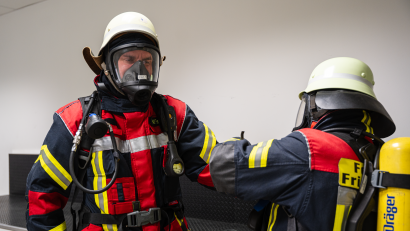 Bild: Noah Wegmüller-Kocher
Die Atemschutzgeräteträger der Freiwilligen Feuerwehr Friedersreuth üben im Atemschutzzentrum in Neuhaus für den Ernstfall.