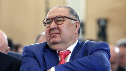 Bild: Yuri Kochetkov/epa/dpa
Der Oligarch Alischer Usmanow ist in Europa als langjähriger Präsident des Fecht-Weltverbandes FIE und als früherer Anteilseigner des englischen Fußballclubs FC Arsenal bekannt. (Archivbild)