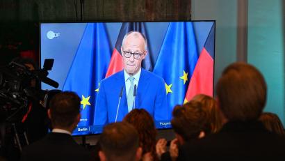 Bild: Bernd von Jutrczenka/dpa
Das Statement des Kanzlers wurde auf der CDU-Wahlparty im Berliner Abgeordnetenhaus übertragen.
