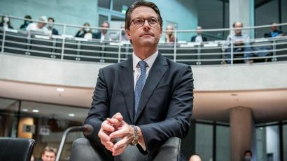 Bild: Michael Kappeler/dpa
Vor dem Landgericht Berlin beginnt der Prozess gegen den ehemaligen Bundesverkehrsminister Andreas Scheuer. (Archivbild)