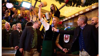 Bild: Sven Hoppe/dpa
OB Krause hatte am Samstag seinen ersten Oktoberfest-Anstich souverän gemeistert.