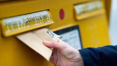 Symbolbild: Monika Skolimowska/ZB/dpa
Die Dienststelle des Oberbürgermeisters braucht heuer 37.700 Euro mehr, um den Postversand aufrecht erhalten zu können.