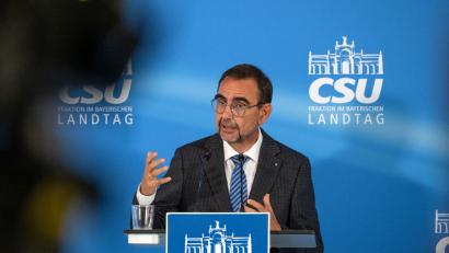 Bild: Pia Bayer/dpa
Der Chef der bayerischen CSU-Landtagsfraktion, Klaus Holetschek, hat den Kanzler-Vorschlag zu einer Zusammenführung von privater und gesetzlicher Krankenversicherung abgelehnt.
