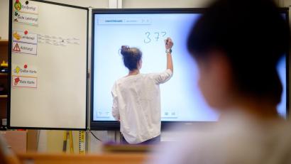Bild: Julian Stratenschulte/dpa
Mehr Praxis für Lehramtsstudierende in Bayern - das ist einer der Kernpunkte eines neuen Masterplans für die Ausbildung. (Symbolbild)