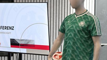 Bild: Boris Roessler/dpa
Die DFB-Elf wird in den Niederlanden in einem grünen Retro-Trikot spielen. (Archivbild)