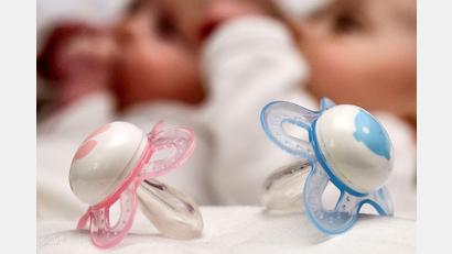 Bild: picture alliance / Patrick Pleul/dpa-Zentralbild/dpa
Rosa und blaue Nuckel für ein Mädchen und einen Jungen