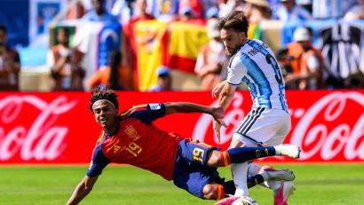 Bild: Tom Weller/dpa
In den Live-Bildern der Fußball-WM 2026 sind Zuschauer einer Analyse zufolge regelrecht mit Werbung für potenziell gesundheitsschädliche oder finanziell riskante Produkte überschwemmt worden. (Archivbild)