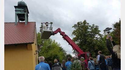 Bild: Sieglinde Schärtl
In luftiger Höhe mit dem Teleskoplader, segnete Diakon Ulrich Wabra die restaurierte Glocke