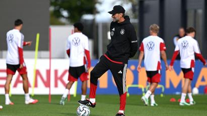 Bild: Federico Gambarini/dpa
Jürgen Klopp beobachtet den Trainingsstart der Fußball-Nationalmannschaft.