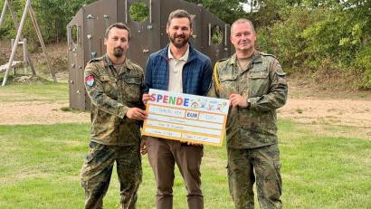 Bild: Bundeswehr/PzArtBtl 131
Der Batteriechef und der Spieß übergeben Einrichtungsleiter Peter Wasel den Spendenscheck.