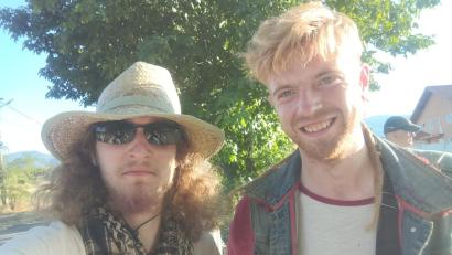 Bild: Manu Nees
Manu Nees (rechts) und sein Teampartner Artem starteten ihre Tramp-Reise in Weiden. Pro Tag mussten sie rund 400 Kilometer per Anhalter zurücklegen.