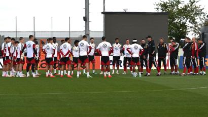 Bild: Federico Gambarini/dpa
Jürgen Klopp richtet vor dem ersten Teamtraining eine Ansprache an die Nationalspieler.