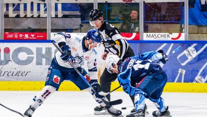 Archivbild: Elke Englmaier
Zwei Spiele und zwei Scorerpunkte: Kassels Jake Weidner (links) traf beim 7:3-Erfolg in Dresden.
