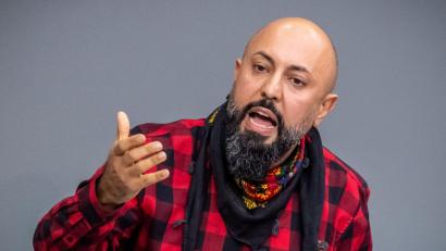 Bild: Michael Kappeler/dpa
Der Linken-Abgeordnete Ferat Kocak zieht sich vorläufig aus der Öffentlichkeit zurück. (Archivbild)