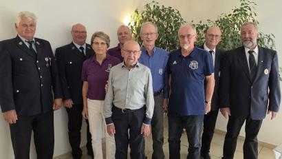 Bild: Annette Rudat
Viele Vereinsvertreter von Feuerwehr, GOV, FC Schmidgaden und dem BRK waren gekommen, um Andreas Malterer zum 90. Geburtstag zu gratulieren.