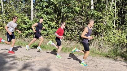 Bild: Christian Lingl
Mehrere Sieger auf einem Bild: Am Ende setzte sich Simon Grünwald, SCMK Hirschau (rotes Trikot) als Gesamtsieger über 9 Kilometer durch. Dahinter der spätere Sieger des Jedermann-Laufs über 4,5 Kilometer Marcel Honig, gefolgt von Niklas Blaschke, der die Jugendklasse gewonnen hat.