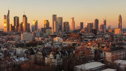 Bild: Boris Roessler/dpa
Das Risiko für eine Immobilienblase in Frankfurt ist Schweizer Bank UBS zufolge moderat (Archivbild).