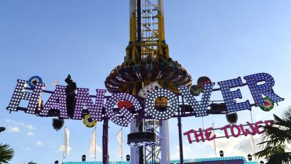 Bild: Felix Hörhager/dpa
Weniger als 24 Stunden nach einem tödlichen Unfall auf dem Münchner Oktoberfest ist der Freifall-Turm „Hangover“ wieder in Betrieb.