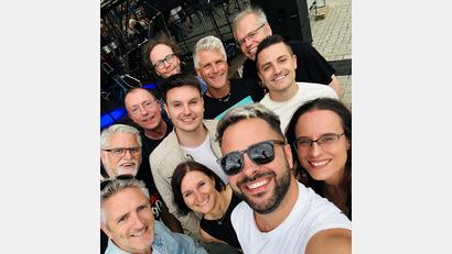 Bild: Benjamin Spitzl
Seit über 20 Jahren verbindet INTERMEZZO Musik mit sozialem Engagement. Am 2. Oktober spielt die Formation wieder im Vilsecker Burgstodl für den guten Zweck.