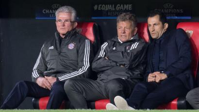 Bild: Sven Hoppe/dpa
Jupp Heynckes (l) trauert um seinen damaligen Co-Trainer Peter Hermann (M). (Archivbild)