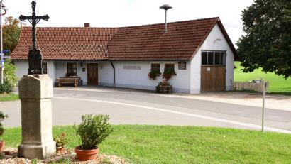 Bild: Bernhard Kreuzer
Die Sanierung des Gerätehauses der Feuerwehr Zwergau in Behringersreuth ist zu kostspielig. Ein Neubau gleich neben an wird es ersetzen.