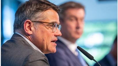 Bild: Peter Kneffel/dpa
Wie sein bayerischer Kollege Söder fordert auch der hessische Ministerpräsident Rhein Konsequenzen aus dem Linken-Sieg in Berlin. (Archivbild)