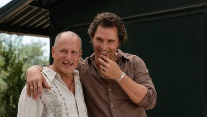 Bild: -/Apple TV/dpa
Nur Freunde oder Brüder? Woody Harrelson (l) und Matthew McConaughey mischen in „Brothers“ Realität und Fiktion.