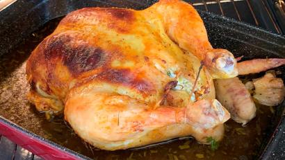 Bild: Michael Schiffer
Die Freilandpoularde wird zwischen Haut und Fleisch mit der Kräuterquarkfüllung versehen.