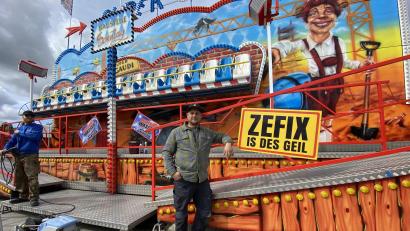 Bild: Andreas Ascherl 
Zefix, is des geil. Franz Xaver Sonntag beim Testlauf seiner "Super-Gaudi" bei der Amberger Dult. Das Plakat wollte er für das Foto unbedingt mit drauf haben.