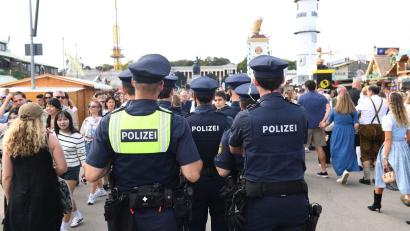 Bild: Felix Hörhager/dpa
Die Polizei nahm den 45-Jährigen vorläufig fest und stellte sein Mobiltelefon sicher. (Symbolbild)