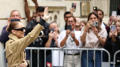 Bild: Simon Wohlfahrt/AFP/dpa
Dion begeistert in Paris auch immer wieder Fans, die sich vor ihrem Hotel versammelt haben. (Archivbild)